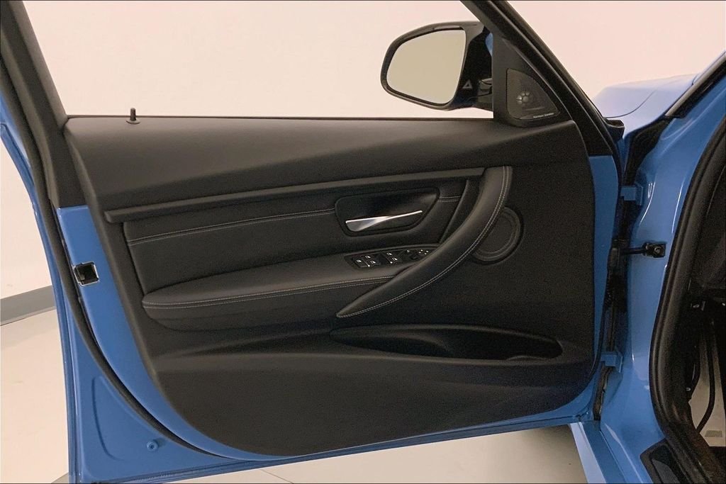 Used 2018 Yas Marina Blue Metallic BMW  image 24