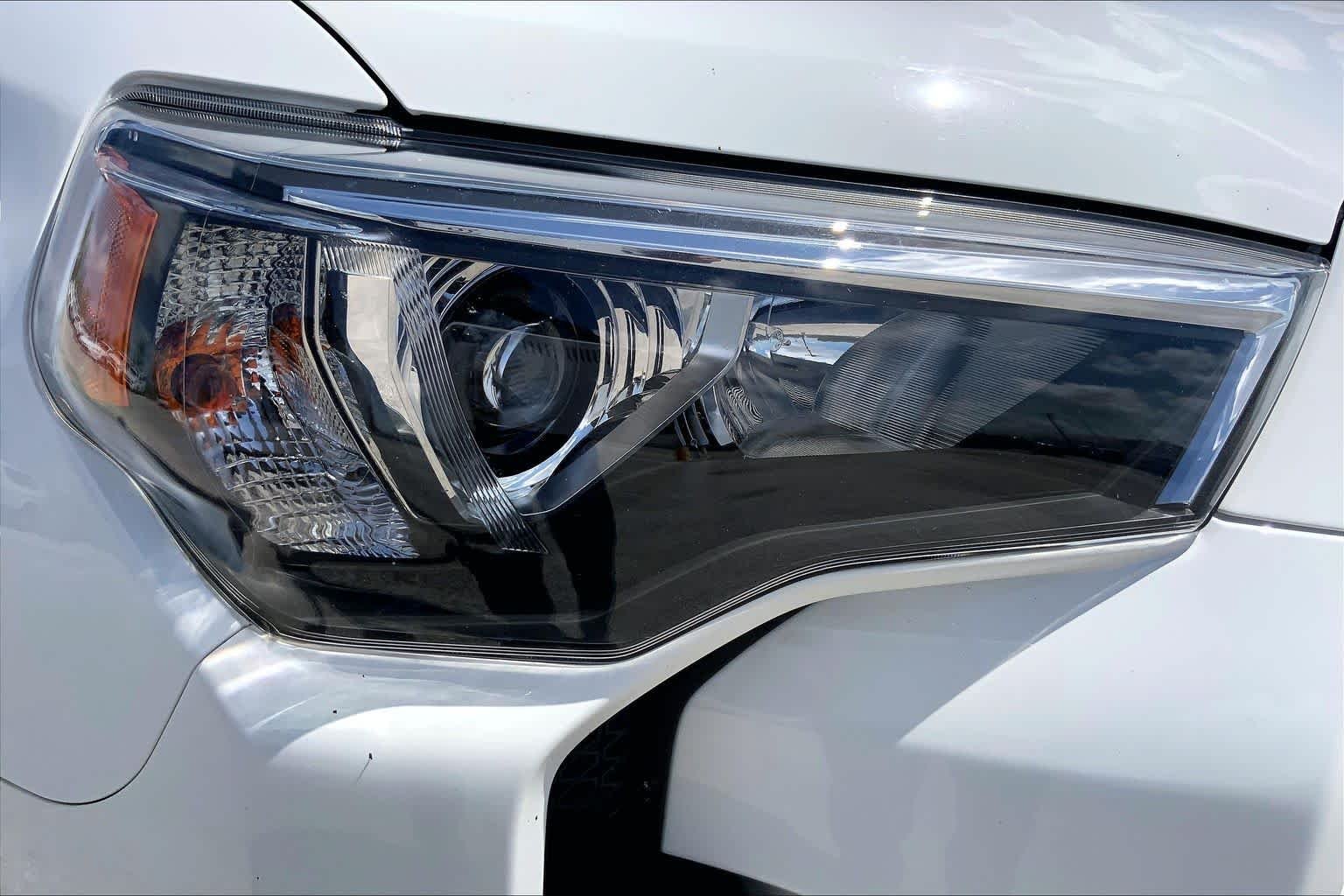 Used 2022 White Toyota SR5 image 27