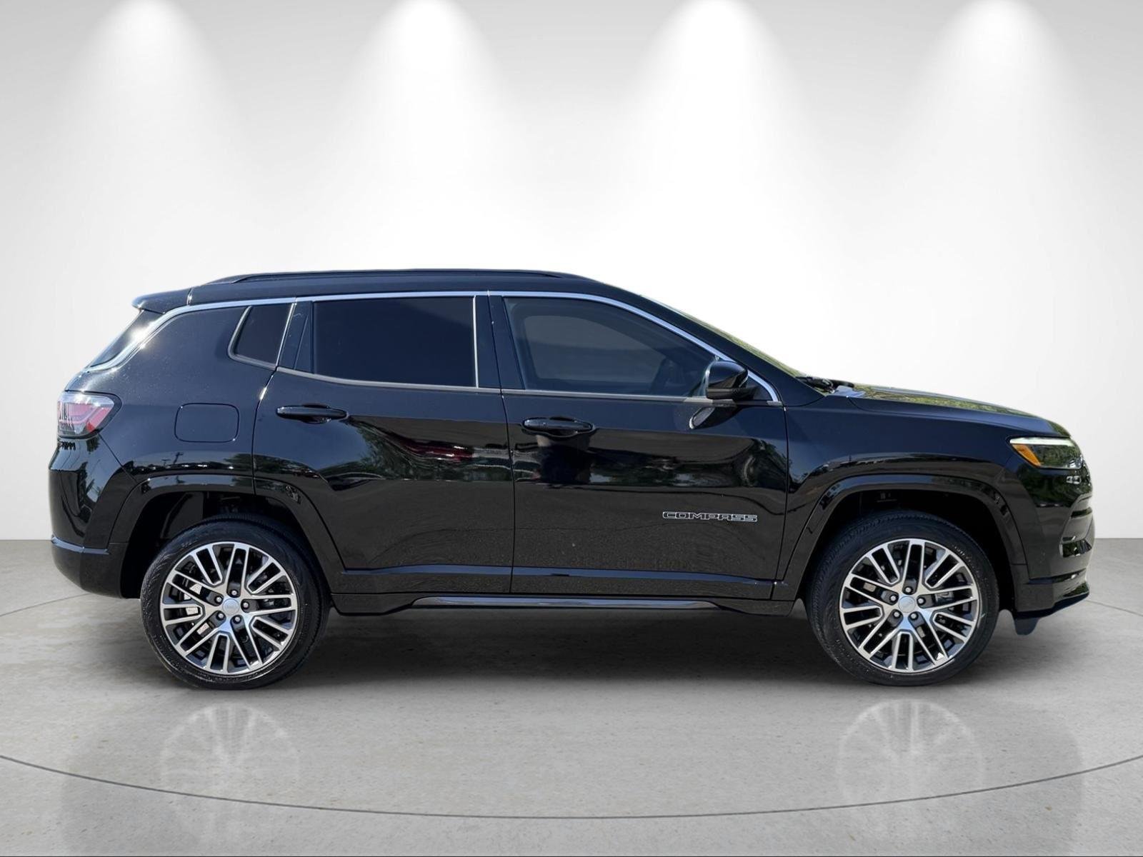 Used 2023 Diamond Black Crystal Pearlcoat Jeep Limited image 6