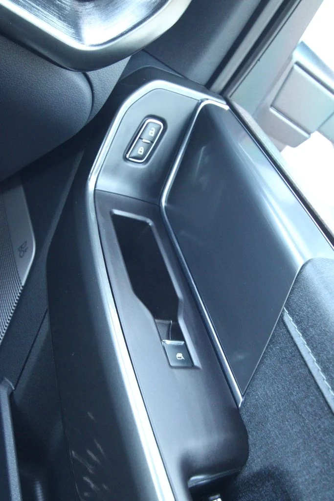 Used 2023  Ford Lariat image 26
