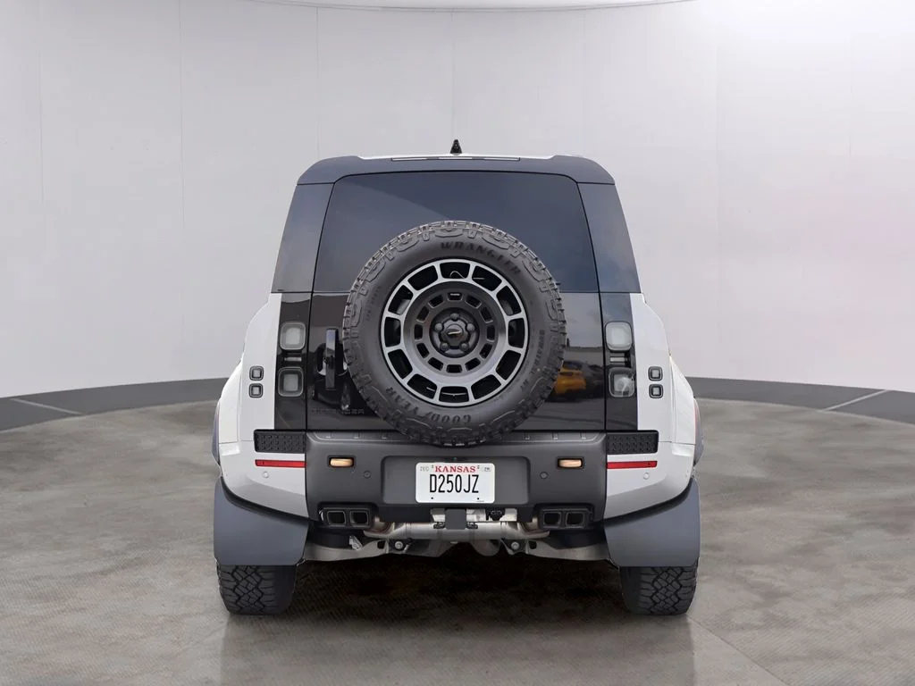 2026 Land Rover Defender OCTA - Photo 6