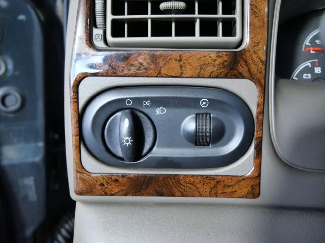 Used 2000 Green Ford Limited image 24