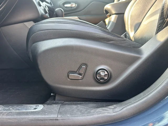 Used 2019 Blue Jeep Limited image 4