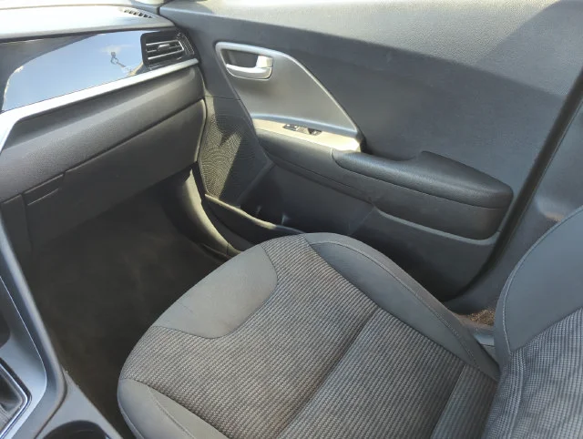 Used 2020 White Kia LX image 26