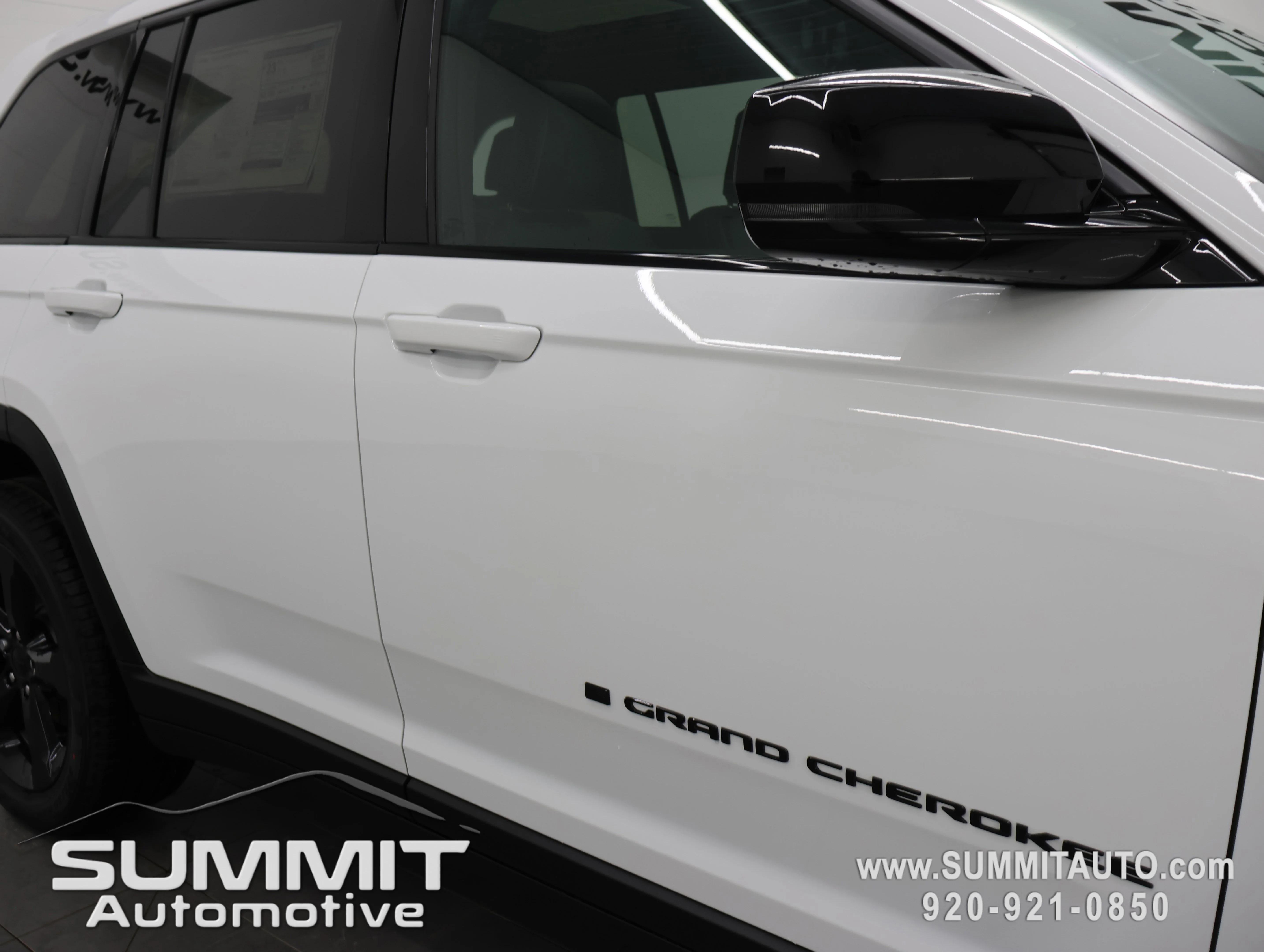 New 2026 Bright White Clear-Coat Exterior Paint Jeep Limited image 25