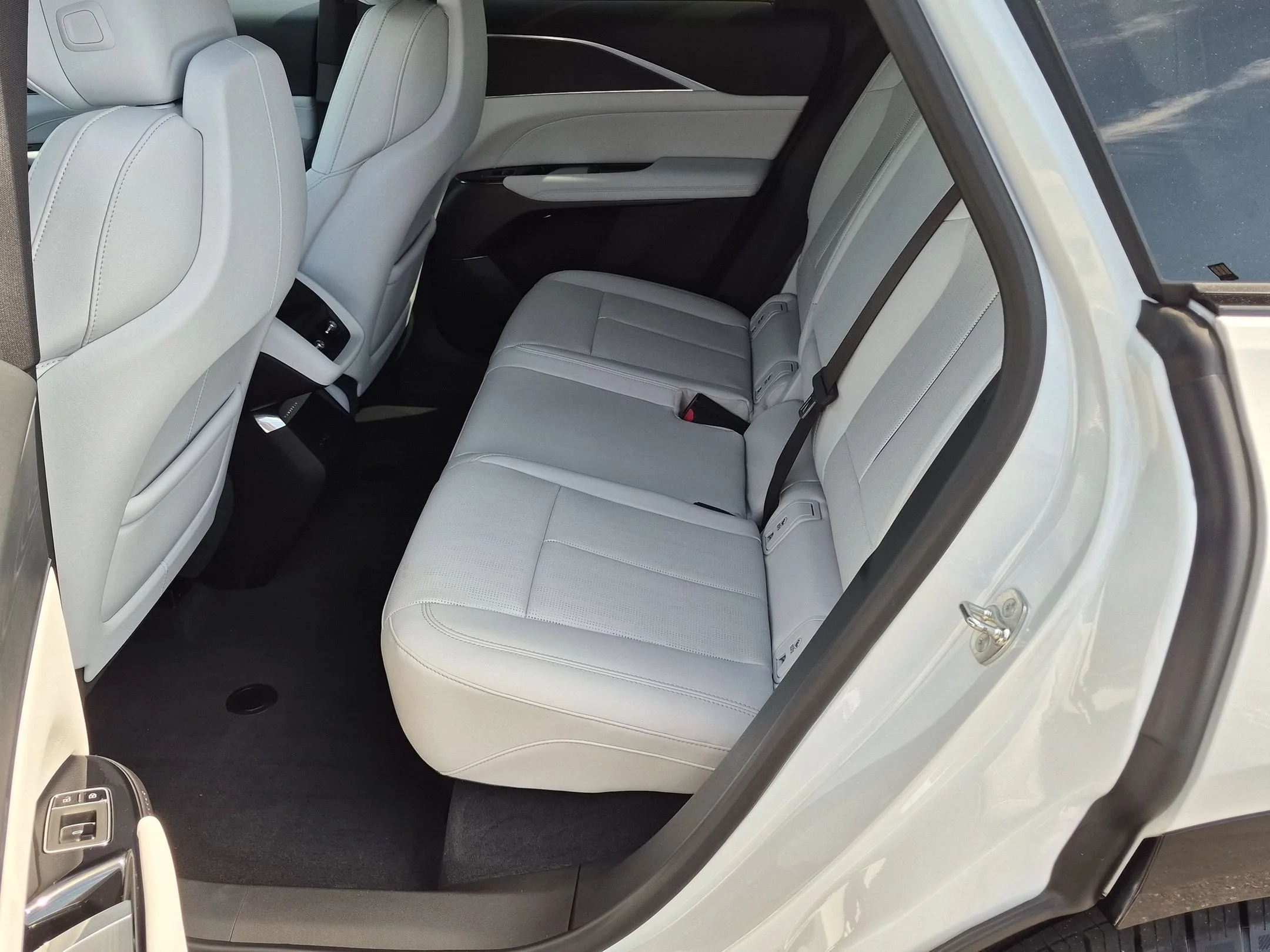 Used 2024 Crystal White Tricoat Cadillac Sport image 24