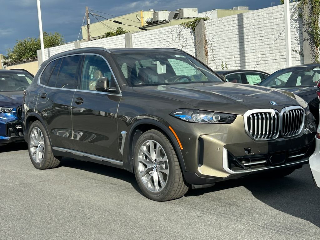 New 2026 Manhattan Green Metallic BMW xDrive50e image 2