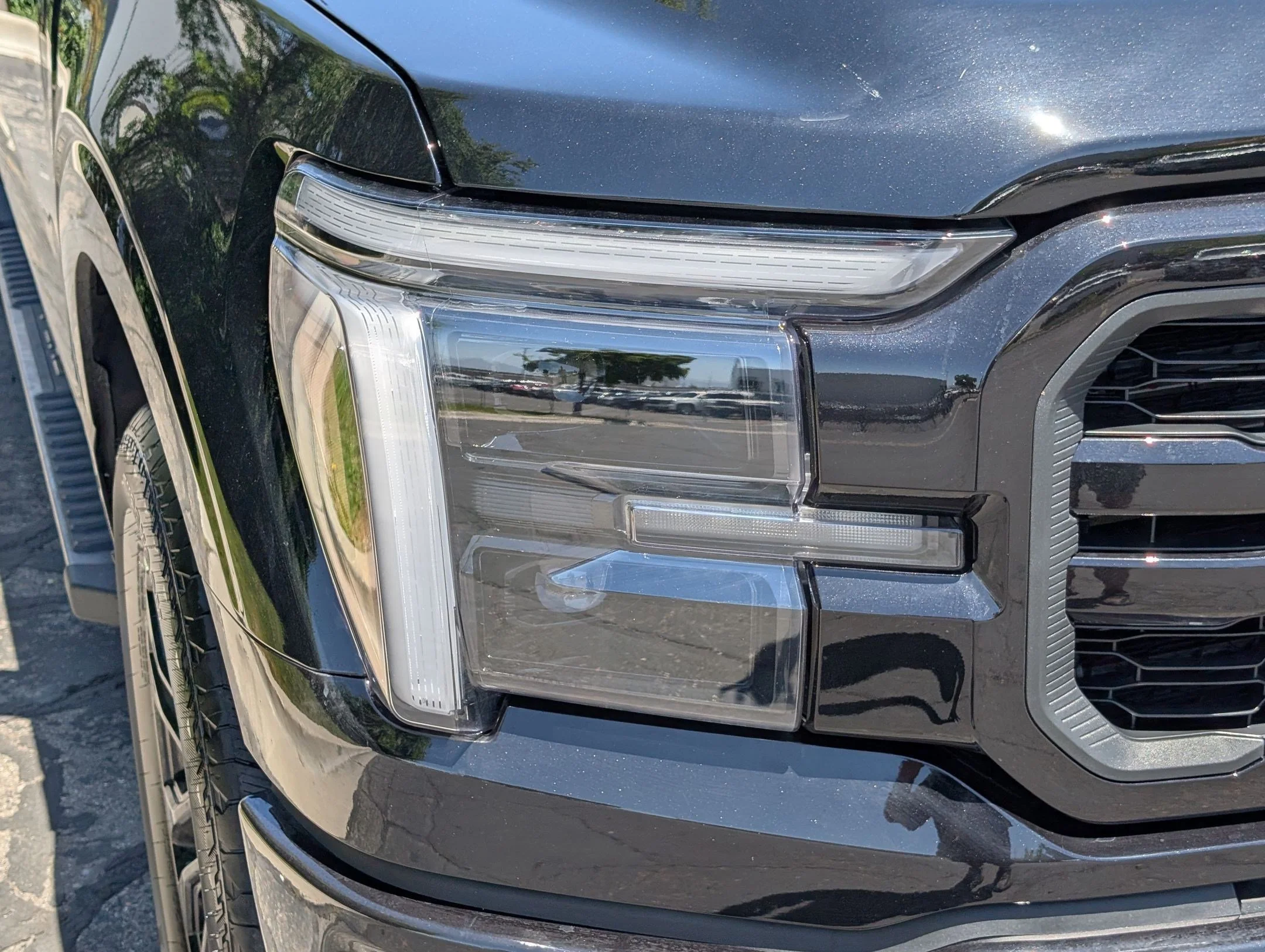 Used 2025 Black Metallic Ford LARIAT image 9