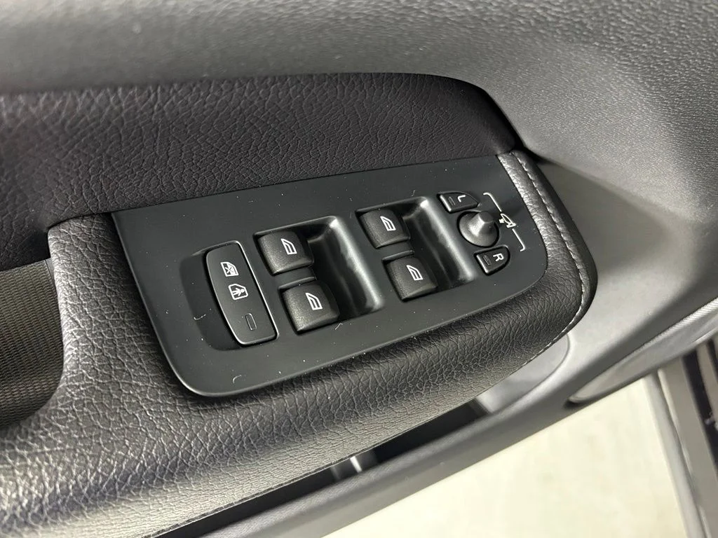 Used 2020 Onyx Black Metallic Volvo T5 Inscription image 15