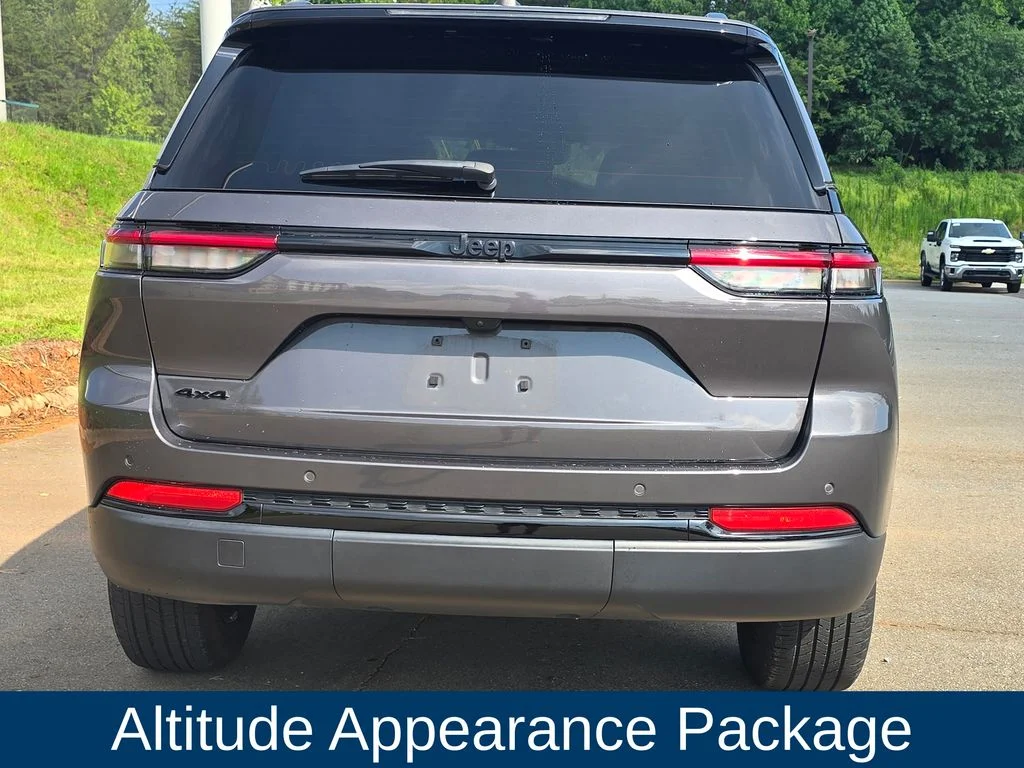 Used 2024 Gray Jeep Altitude image 4