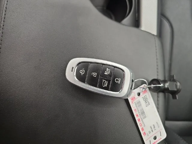 Used 2025 Hyper White Hyundai SEL image 27