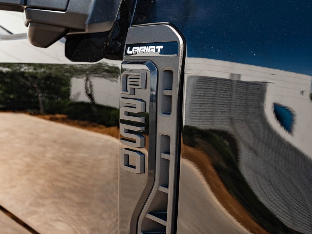Used 2023 Agate Black Metallic Ford LARIAT image 20