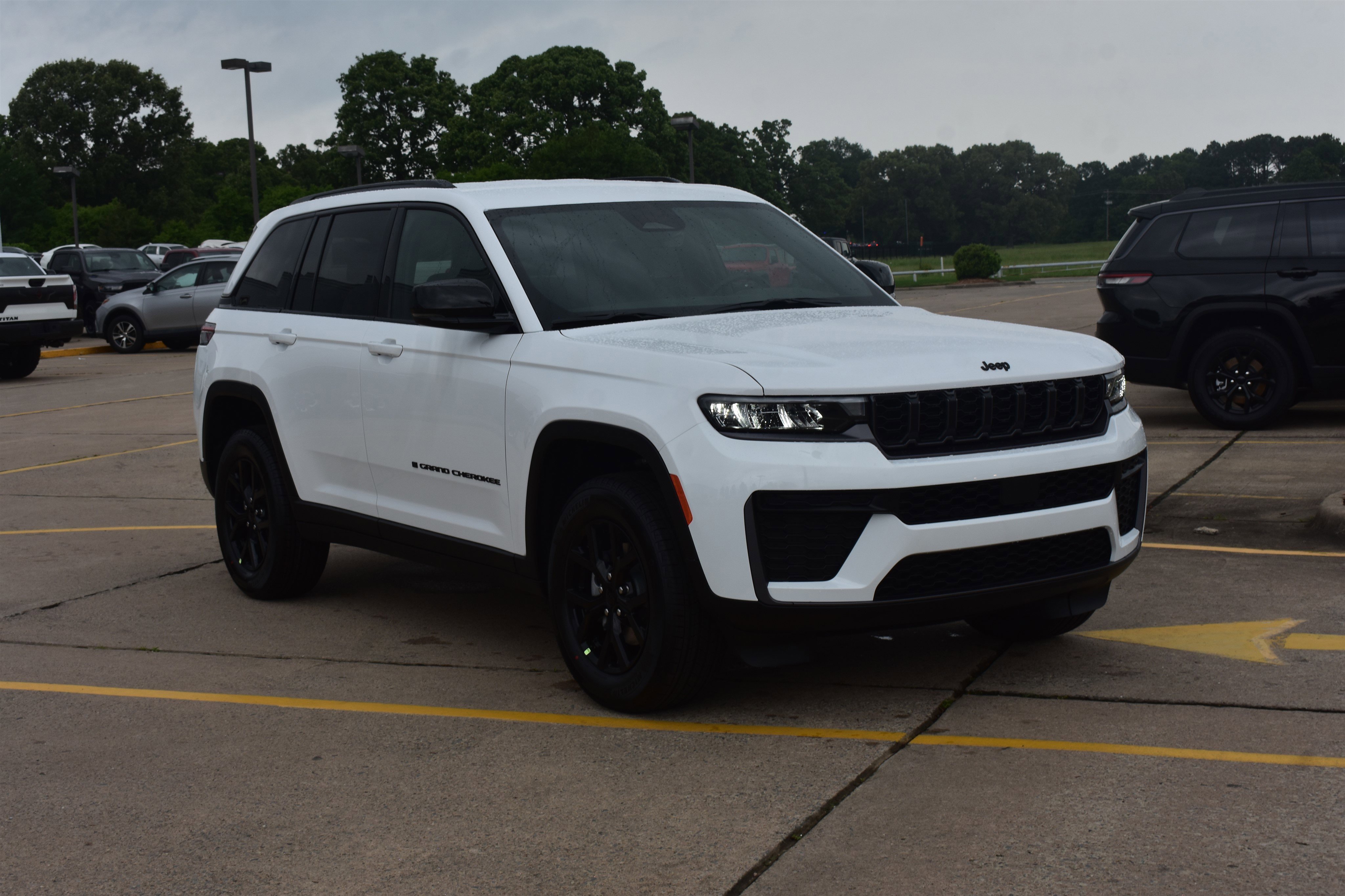New 2026 Bright White Clear-Coat Exterior Paint Jeep Laredo Altitude image 3