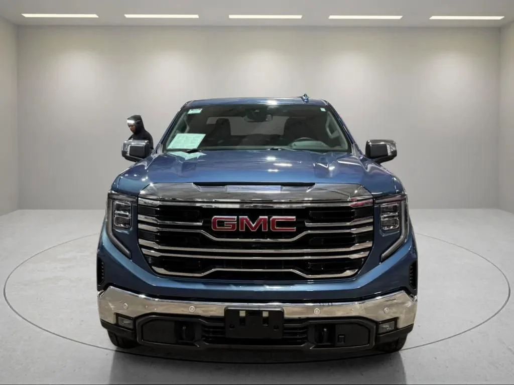 Used 2024 Downpour Metallic GMC SLT image 6