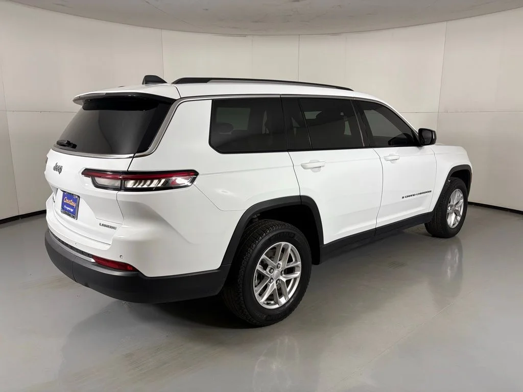 Used 2022 White Jeep Laredo image 8
