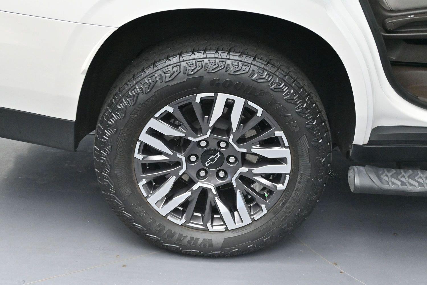 Used 2025 Iridescent Pearl Tricoat Chevrolet Z71 image 35