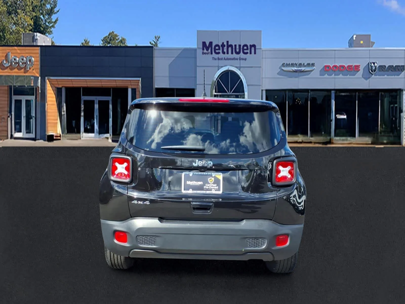 Used 2023 Black Clearcoat Jeep Latitude image 5