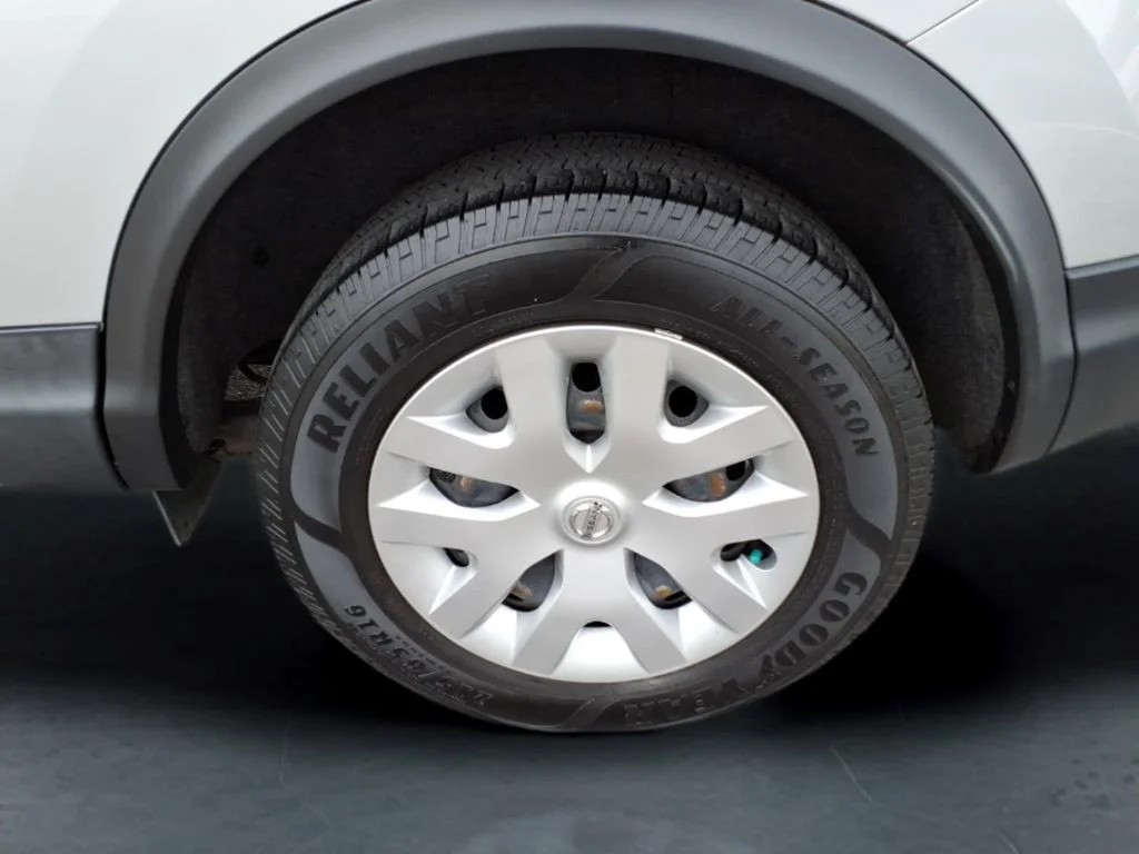 Used 2020 Silver Nissan S image 13