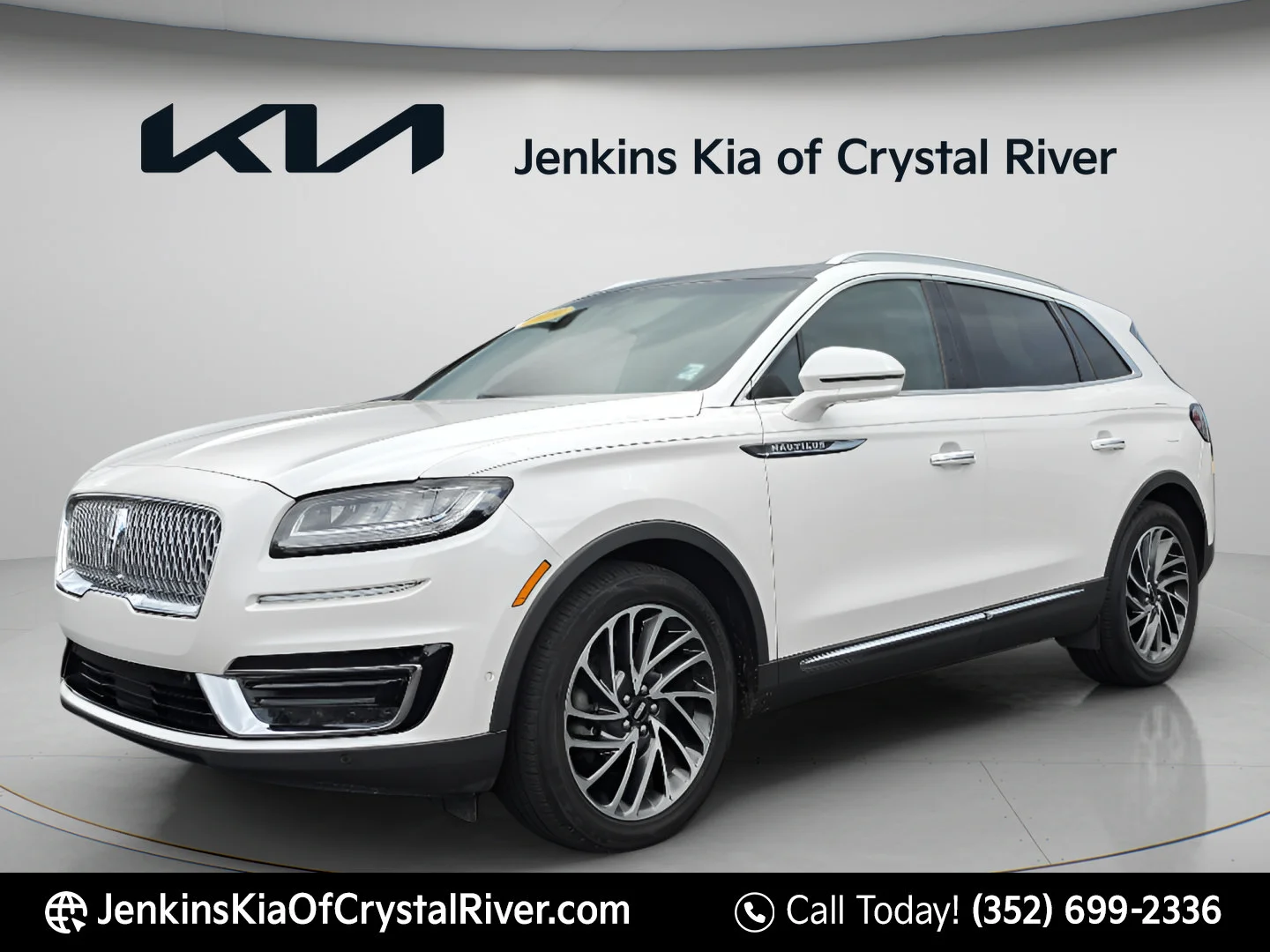 Used 2019 White Platinum Clearcoat Metallic Lincoln Reserve image 10