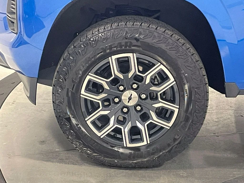 Used 2024 Blue Chevrolet Z71 image 18