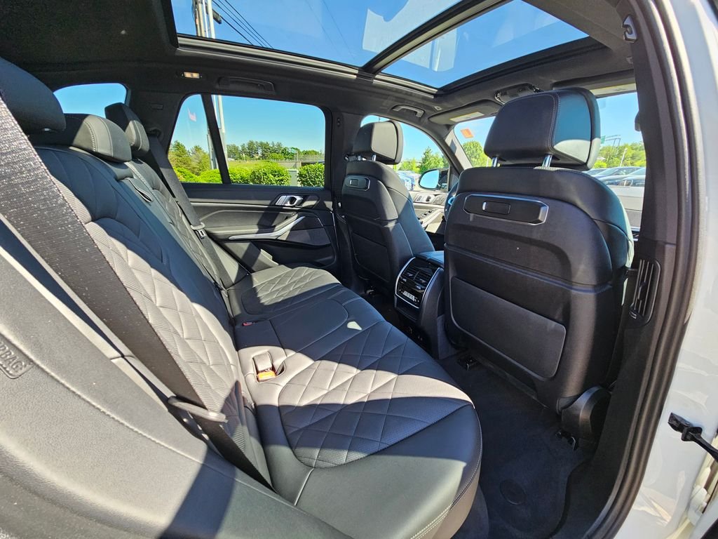 Certified Used 2025 Alpine White BMW M60i image 21