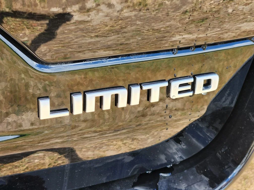 New 2026 Diamond Black Crystal Pearl-Coat Exterior Paint Jeep Limited image 8