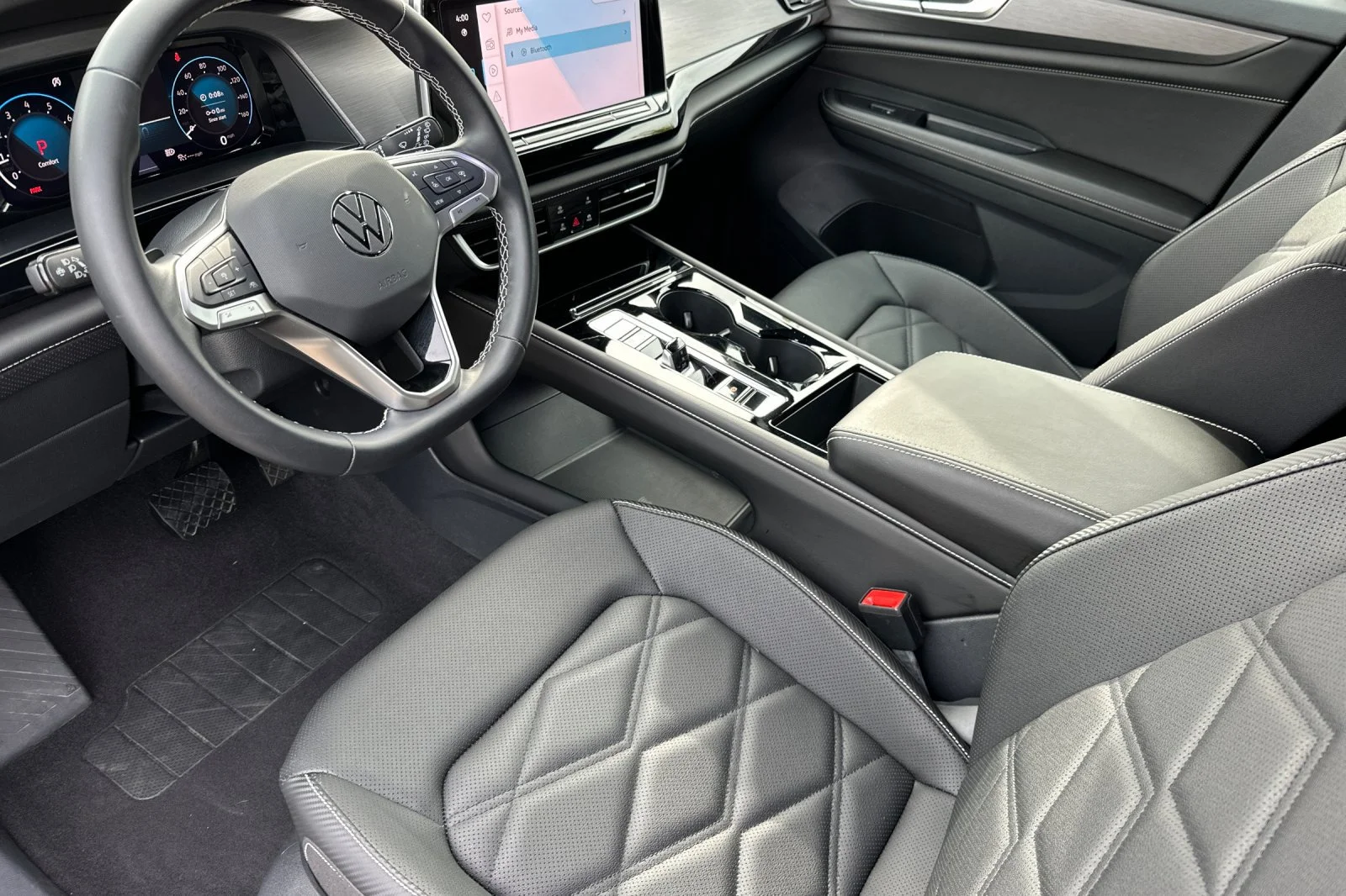 Used 2026  Volkswagen SE w/Technology image 9