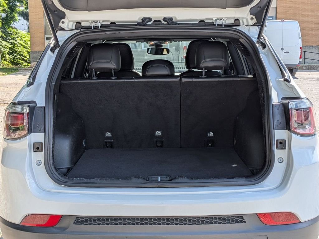 Used 2023 White Jeep Latitude image 6