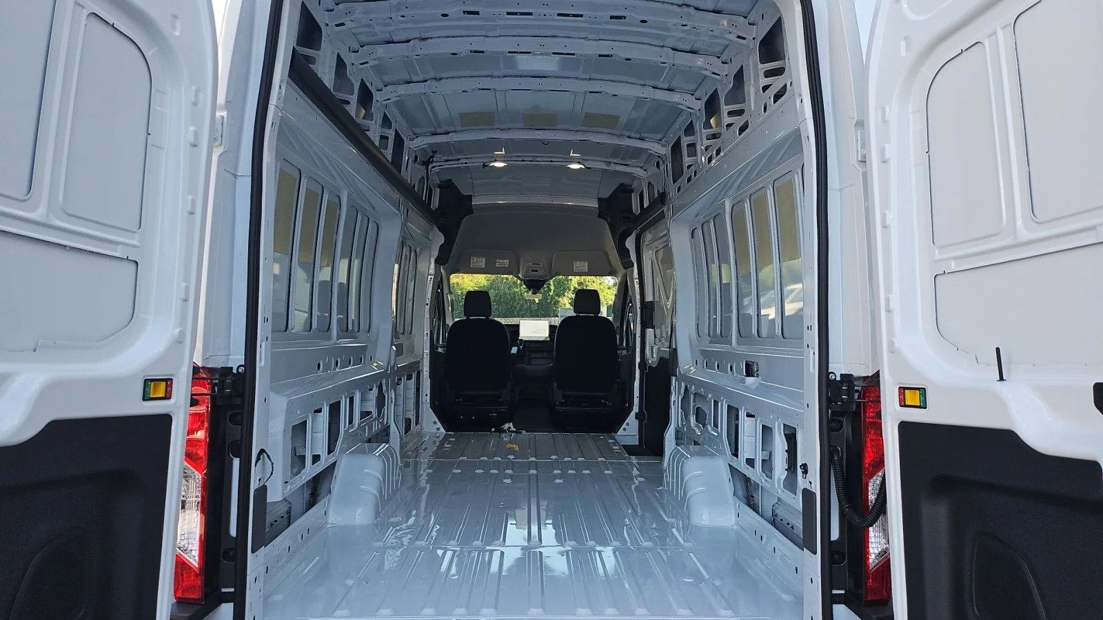 New 2026 Oxford White Ford XL 350HR RWD image 6