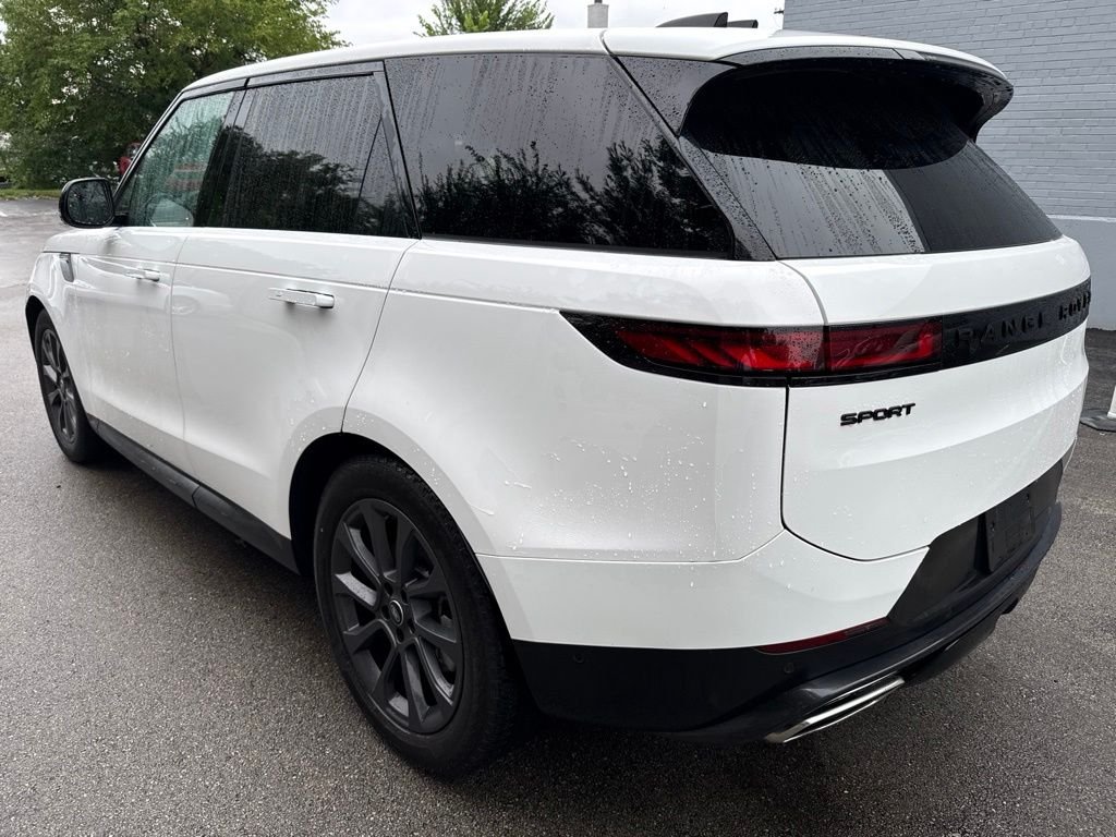 Used 2024 White Land Rover SE image 3