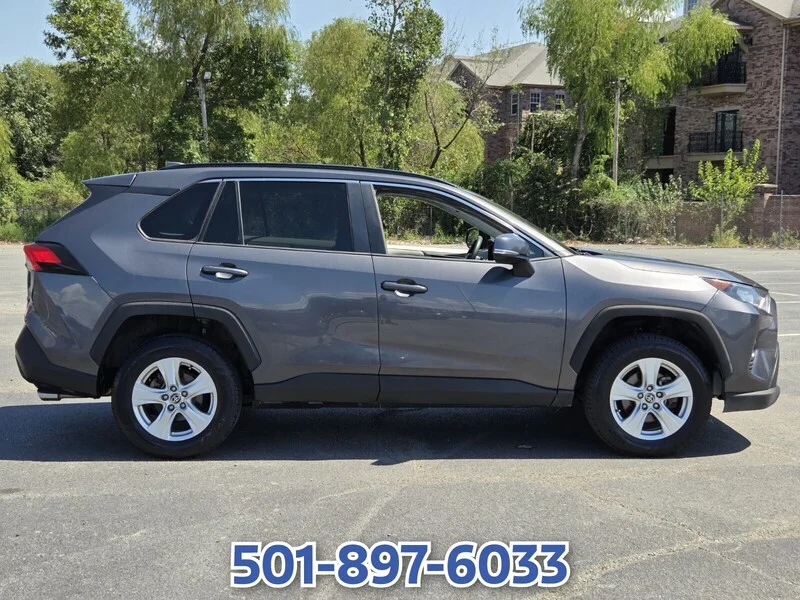 Used 2021 Magnetic Gray Metallic TOYOTA XLE FWD image 6
