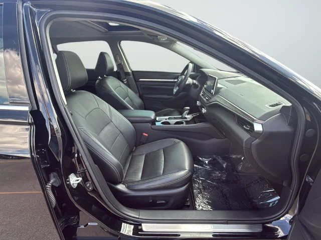 Used 2021 Black Nissan 2.5 Platinum image 26