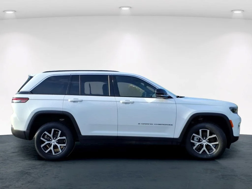 Used 2024 White Jeep Limited image 7