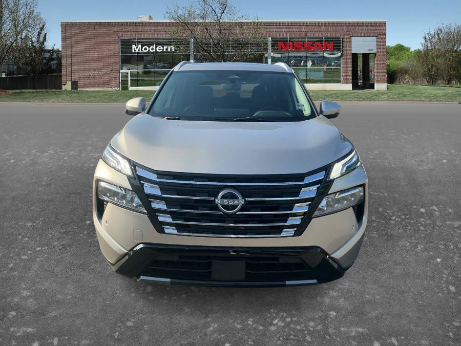 Used 2025 Champagne Silver Metallic Nissan Platinum image 6