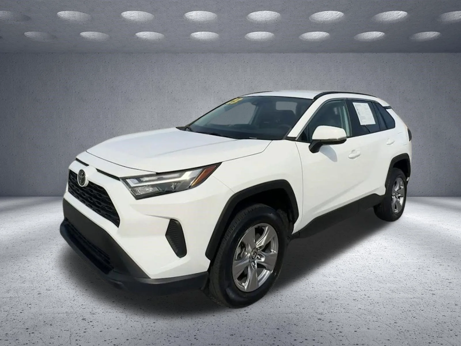 Used 2023 Ice Cap Toyota XLE image 3