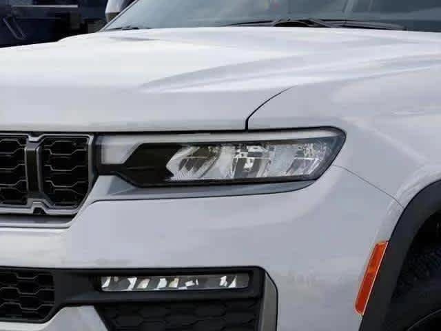 New 2026 Bright White Clear-Coat Exterior Paint Jeep Limited image 8