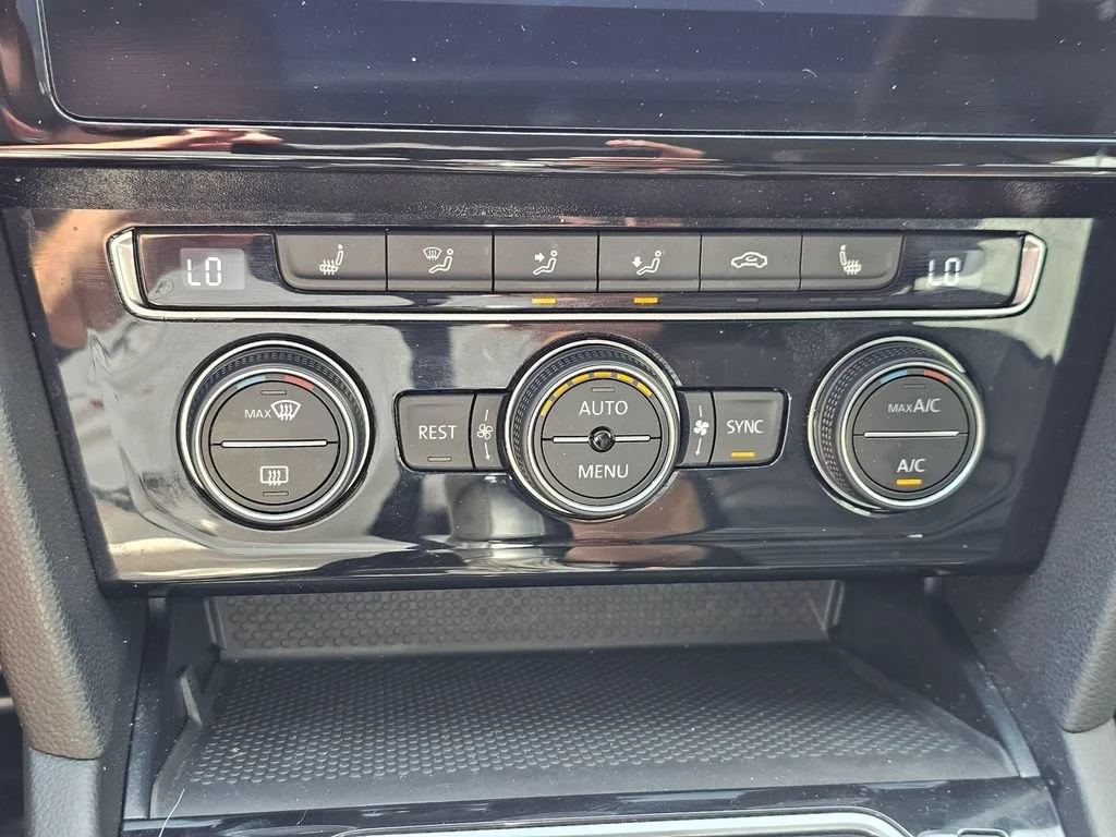 Used 2019  Volkswagen SEL image 31