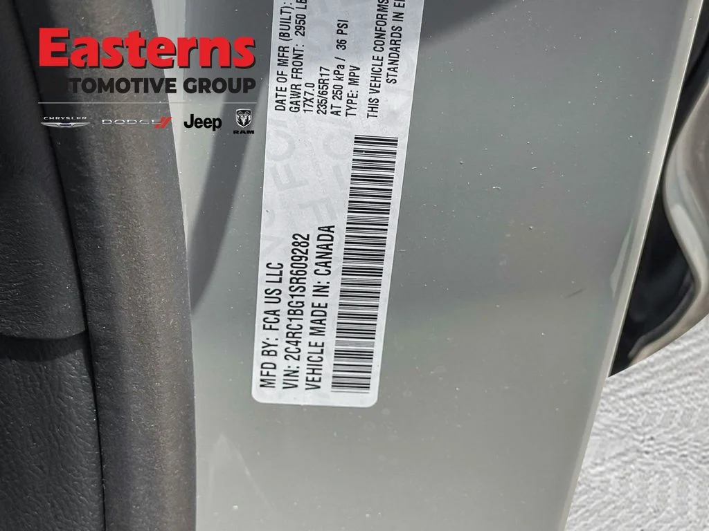 New 2025 Ceramic Gray Clear-Coat Exterior Paint Chrysler Select image 31