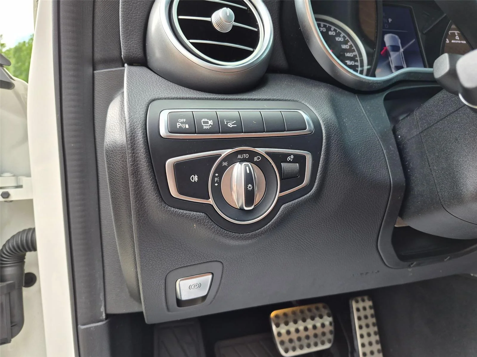 Used 2018 designo Diamond White Metallic Mercedes-Benz AMG® C 43 image 14