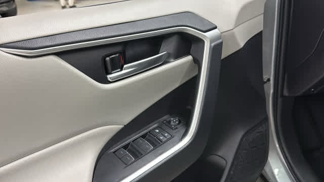 Used 2025 Silver Sky Metallic Toyota Hybrid XLE image 15