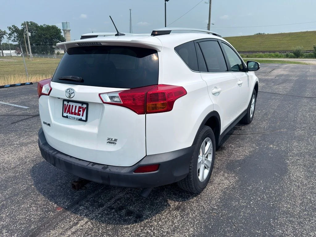 Used 2014 White Toyota XLE image 7