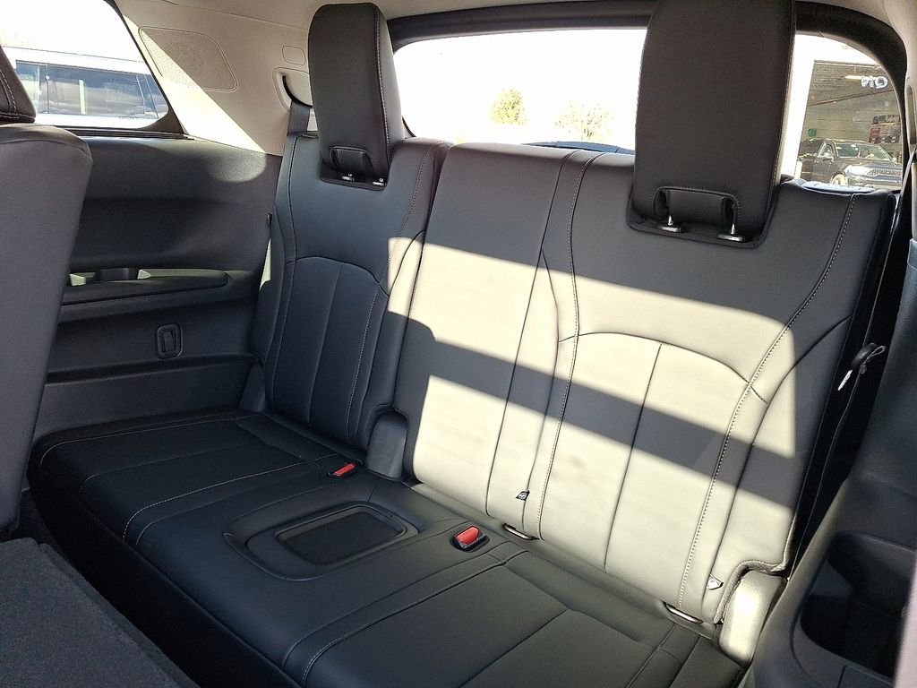 New 2026 RADIANT WHITE INFINITI Luxe AWD image 7