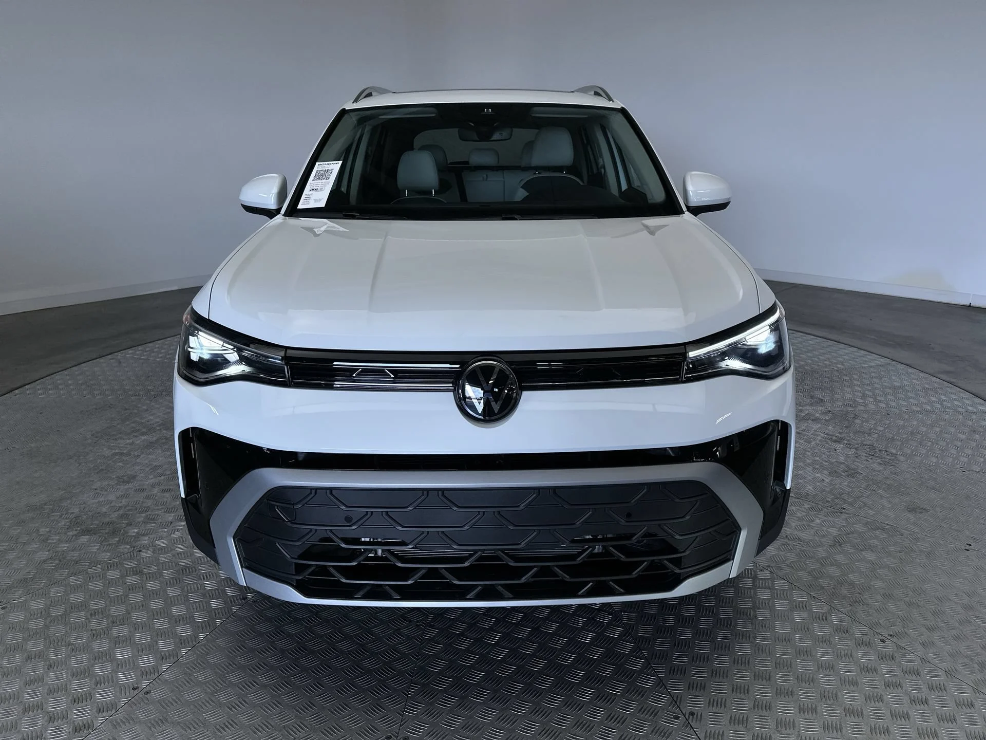 Used 2025 Pure White Volkswagen SE image 28