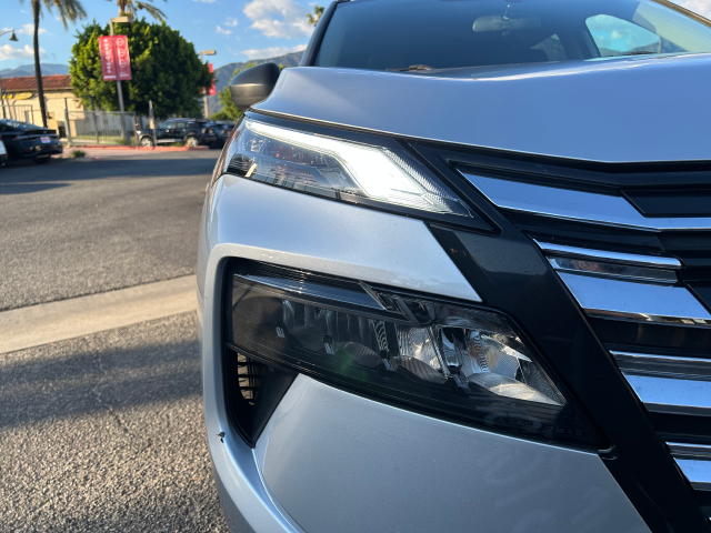 Used 2024 Silver Nissan S image 4