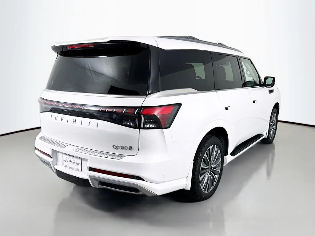 Used 2025 White INFINITI LUXE image 9