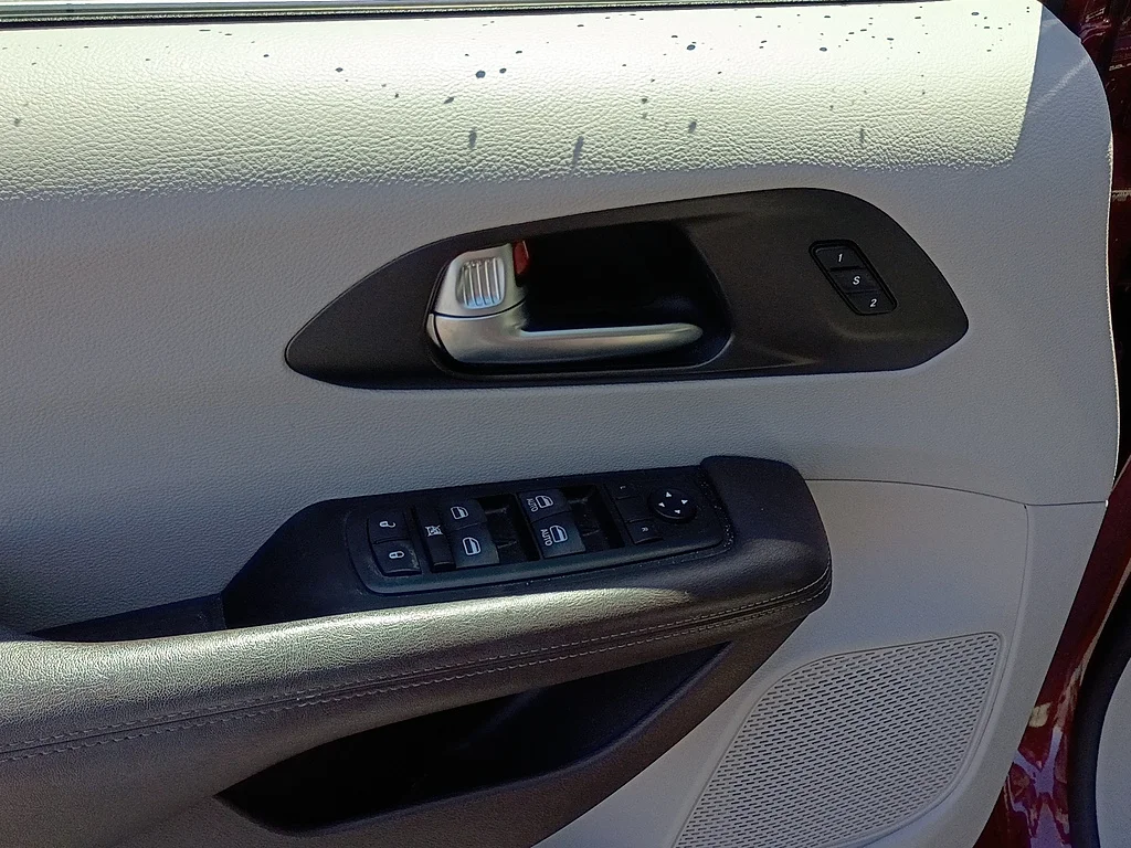 Used 2020 Velvet Red Pearl Coat Chrysler Launch Edition image 18