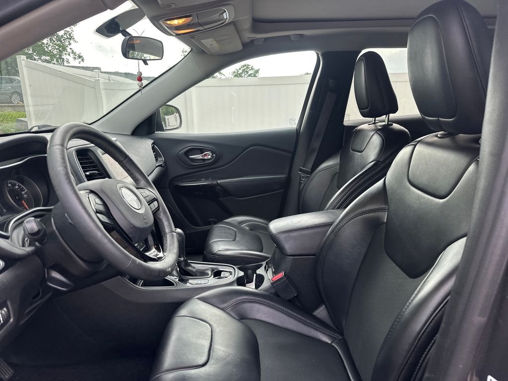 Used 2019 Gray Jeep Latitude Plus image 6