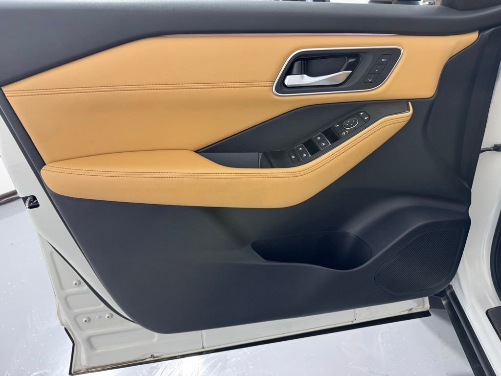 Used 2023 Pearl White Tricoat Nissan Platinum image 10