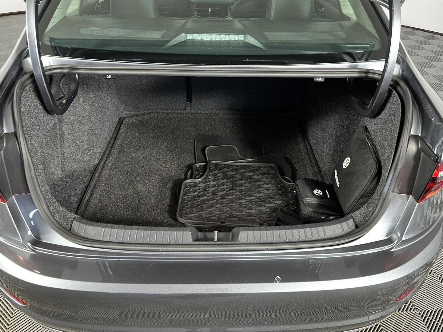 Used 2019 Platinum Gray Metallic Volkswagen SE image 10