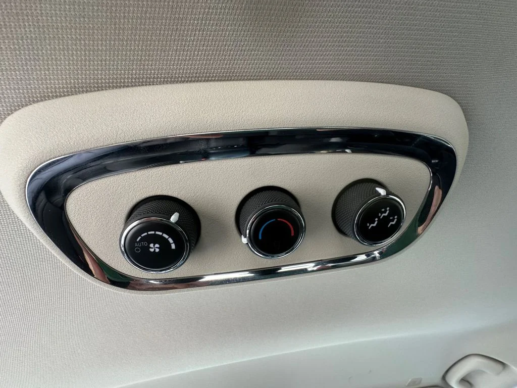 Used 2019 Silver Dodge SXT image 28
